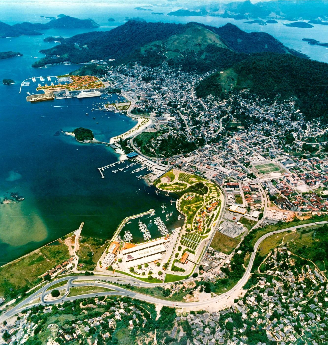 Vista aérea da orla de Angra dos Reis, com a baía, ilhas e a cidade